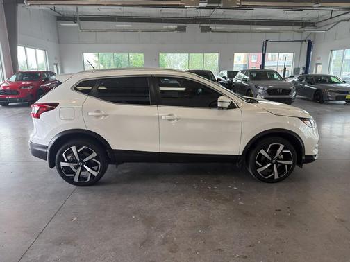 Pearl White Tricoat 2022 Nissan Rogue Sport SL
