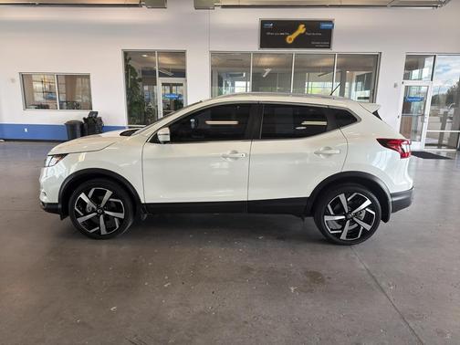 Pearl White Tricoat 2022 Nissan Rogue Sport SL