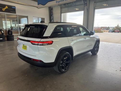 Bright White 2025 Jeep Grand Cherokee Altitude