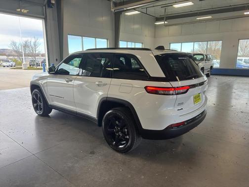 Bright White 2025 Jeep Grand Cherokee Altitude
