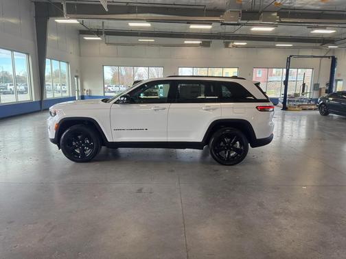 Bright White 2025 Jeep Grand Cherokee Altitude