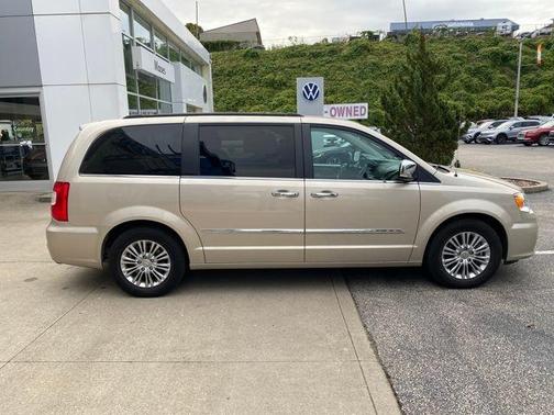 2015 Chrysler Town & Country Touring-L