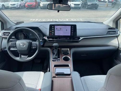 2023 Toyota Sienna LE