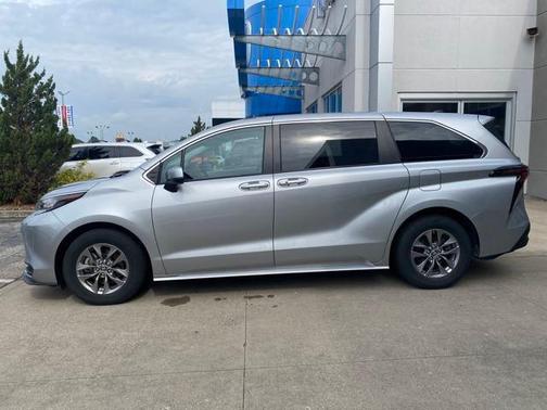 2023 Toyota Sienna LE