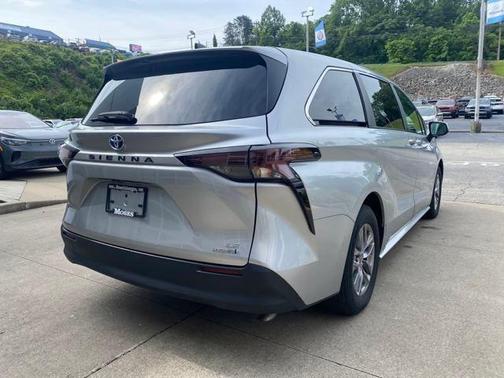 2023 Toyota Sienna LE