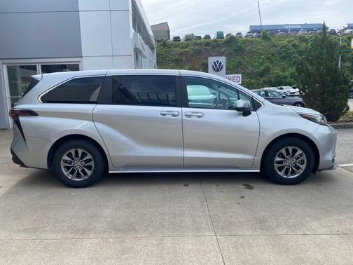 2023 Toyota Sienna LE