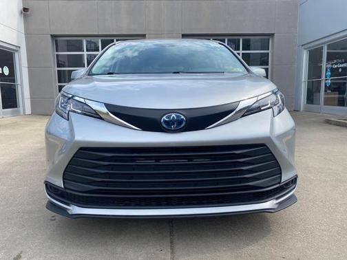 2023 Toyota Sienna LE
