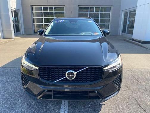2023 Volvo XC60 B5 Plus Dark Theme