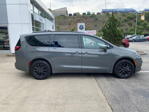 2022 Chrysler Pacifica Touring-L