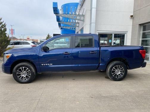 2022 Nissan Titan SV