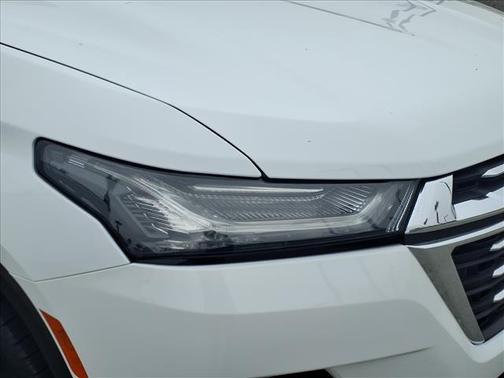 Summit White 2023 Chevrolet Traverse LT Cloth