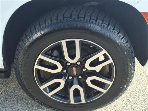 Summit White 2023 GMC Yukon XL AT4