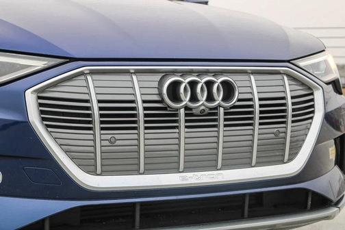 2022 Audi e-tron Premium Plus