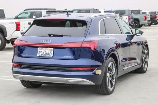 2022 Audi e-tron Premium Plus