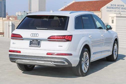2022 Audi Q7 45 Premium Plus