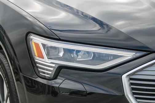 2022 Audi e-tron Premium Plus