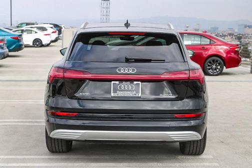 2022 Audi e-tron Premium Plus