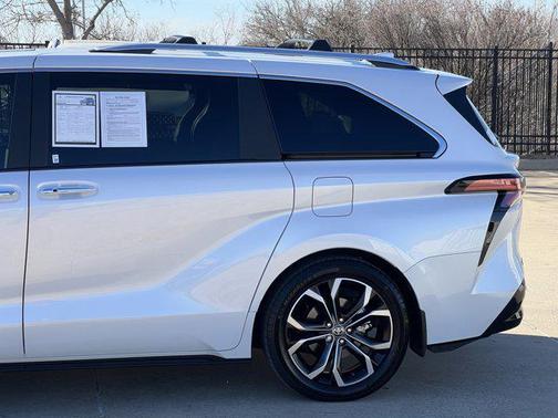 2025 Toyota Sienna Platinum