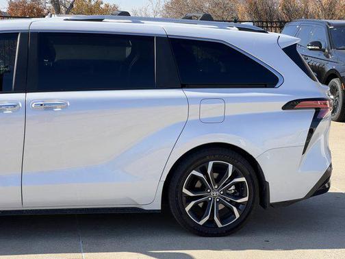 2025 Toyota Sienna Platinum