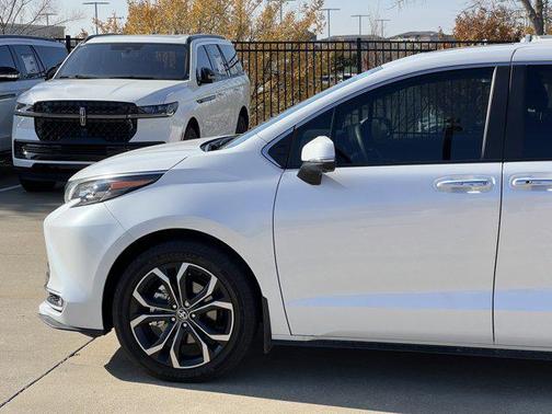 2025 Toyota Sienna Platinum
