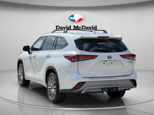 Pearl 2023 Toyota Highlander Hybrid Platinum