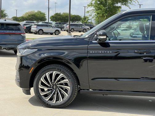 Infinite Black Metallic Clearcoat 2026 Lincoln Navigator Black Label