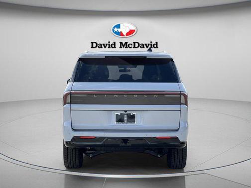 Crystal White Metallic Clearcoat 2026 Lincoln Navigator Premiere