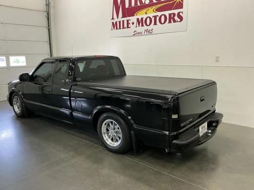 Black 2002 GMC Sonoma SLS