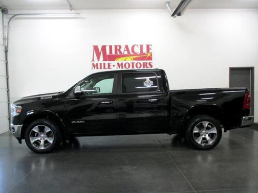 Photo 2 of 32 of 2019 RAM 1500 Laramie