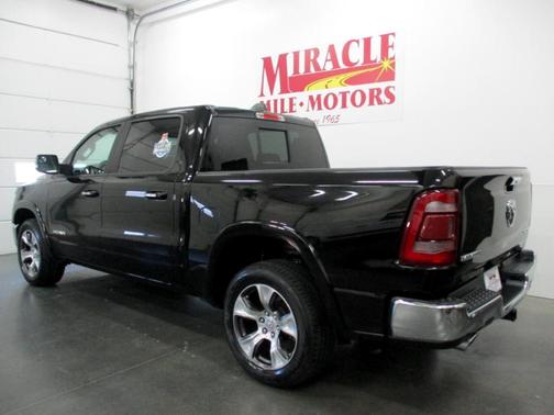 Photo 4 of 32 of 2019 RAM 1500 Laramie