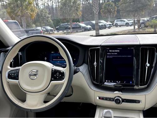 2023 Volvo XC60 B5 Ultimate Bright Theme
