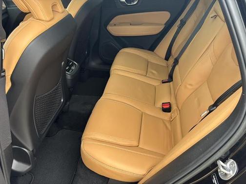 2022 Volvo XC60 B5 Inscription
