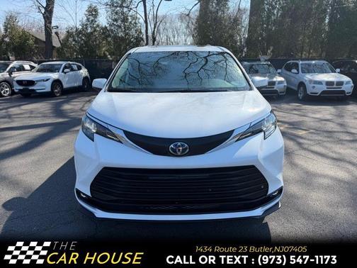 White 2025 Toyota Sienna XLE