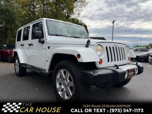 Bright White Clearcoat 2013 Jeep Wrangler Unlimited Sahara