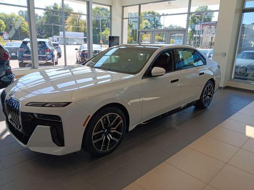 Mineral White Metallic 2026 BMW 750e i xDrive