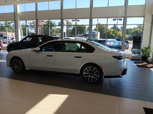 Mineral White Metallic 2026 BMW 750e i xDrive