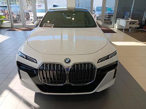 2026 BMW 750e i xDrive