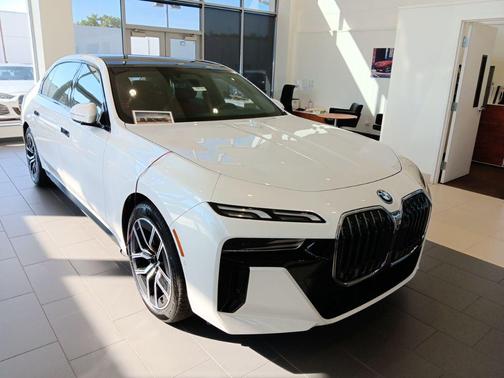 Mineral White Metallic 2026 BMW 750e i xDrive