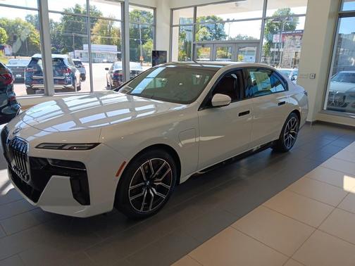 2026 BMW 750e i xDrive