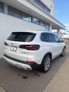 Mineral White Metallic 2026 BMW X5 xDrive40i