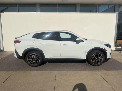 Alpine White 2026 BMW X2 xDrive28i