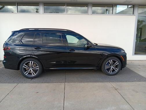2024 BMW X7 M60i