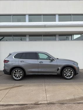 Skyscraper Grey Metallic 2026 BMW X5 xDrive40i