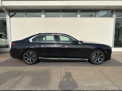 Black Sapphire Metallic 2026 BMW i7 xDrive60