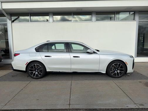 Mineral White Metallic 2024 BMW 760 xDrive