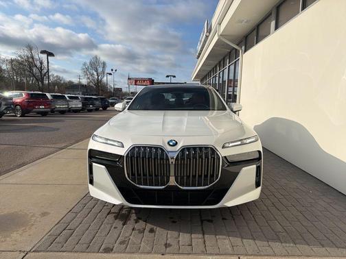 Mineral White Metallic 2024 BMW 760 xDrive