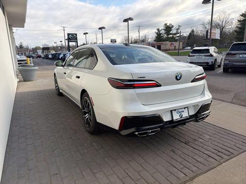 Mineral White Metallic 2024 BMW 760 xDrive