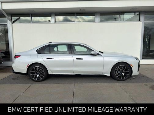 Mineral White Metallic 2024 BMW 760 xDrive
