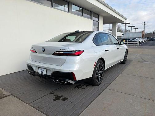 Mineral White Metallic 2024 BMW 760 xDrive