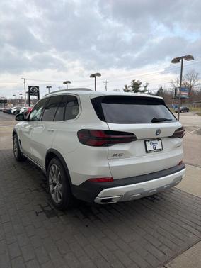 Mineral White Metallic 2026 BMW X5 PHEV xDrive50e